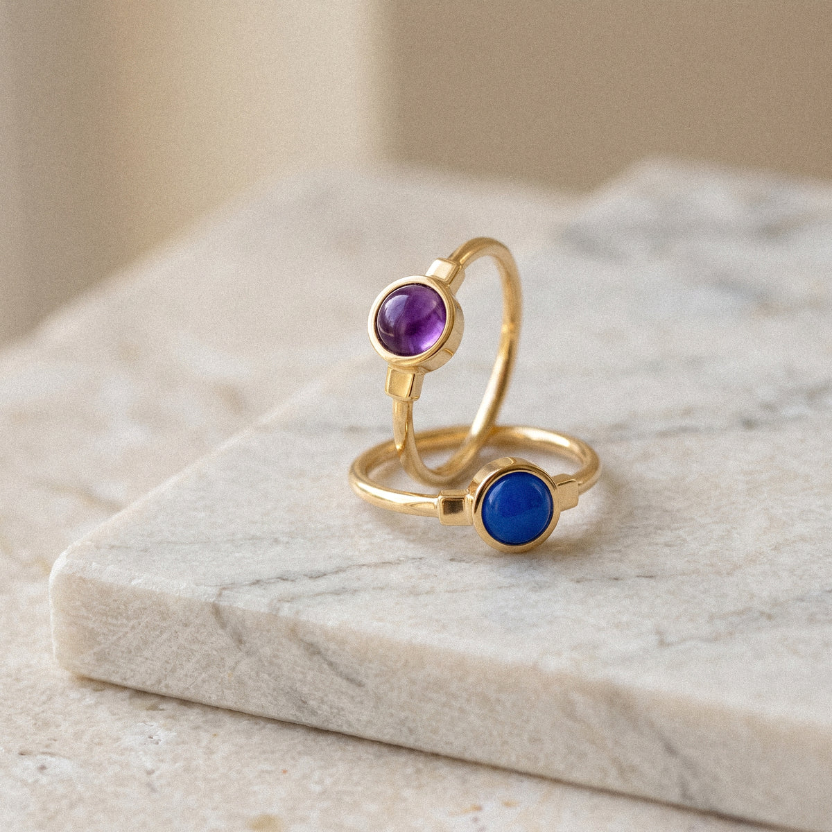 The Colour Theory Stack: due anelli Bianca in oro 9k, agata blu e ametista