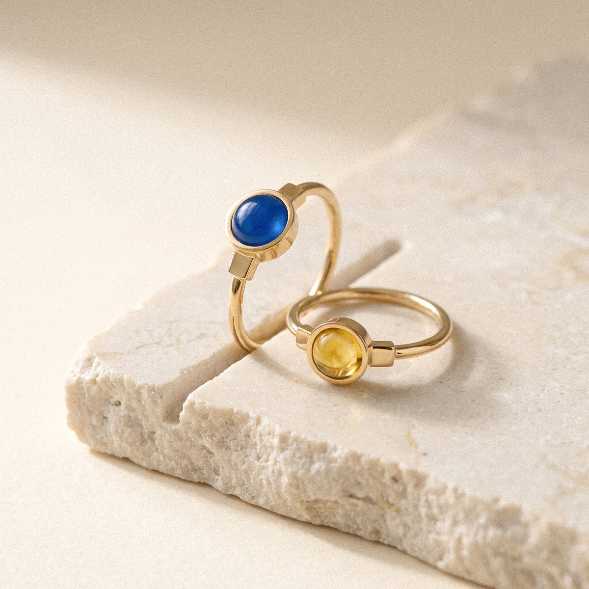 The Colour Theory Stack: due anelli Bianca in oro 9k, agata blu e citrino