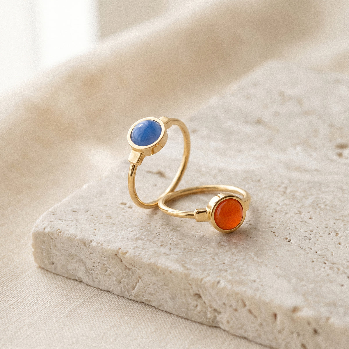 The Colour Theory Stack: due anelli Bianca in oro 9k, agata blu e corniola
