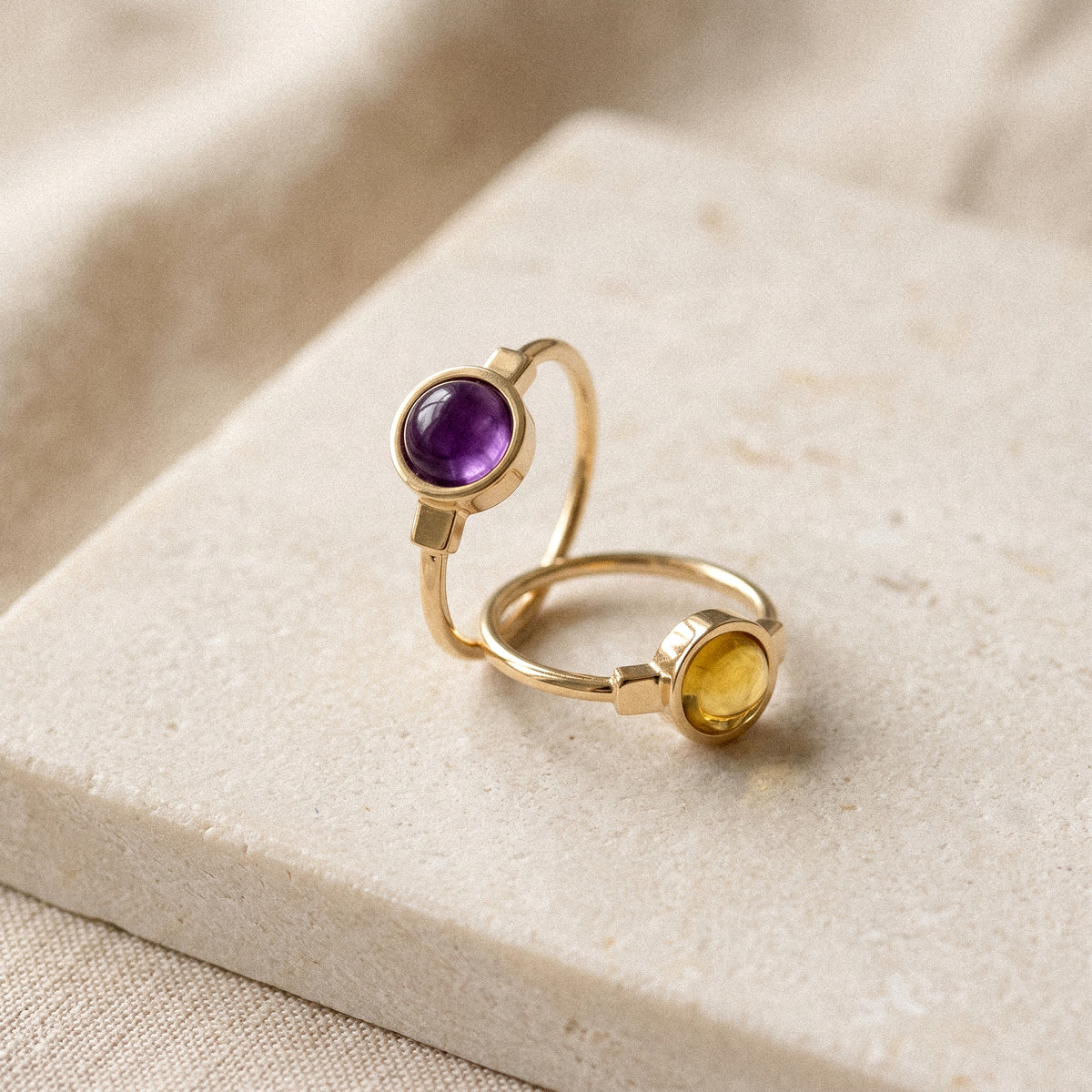 The Colour Theory Stack: due anelli Bianca in oro 9k, ametista e citrino