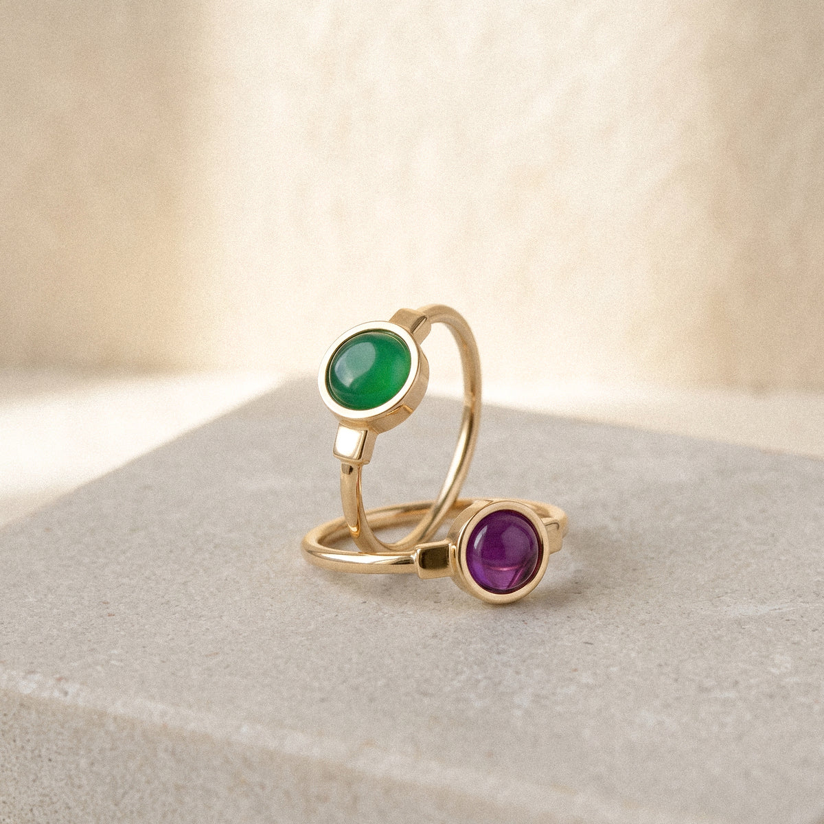 The Colour Theory Stack: due anelli Bianca in oro 9k, agata verde e ametista