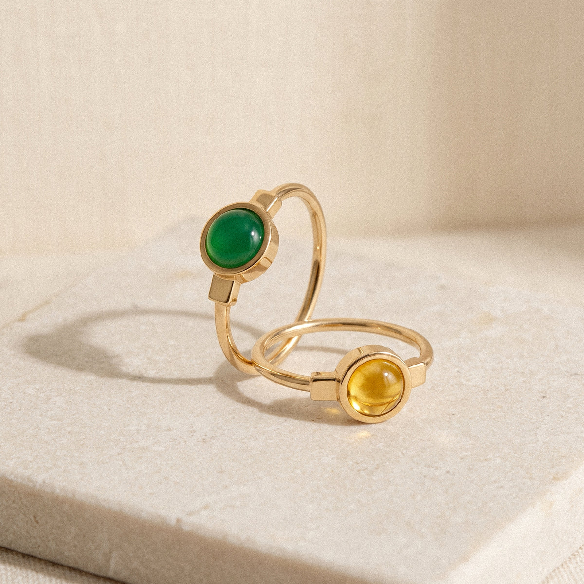 The Colour Theory Stack: due anelli Bianca in oro 9k, agata verde e citrino